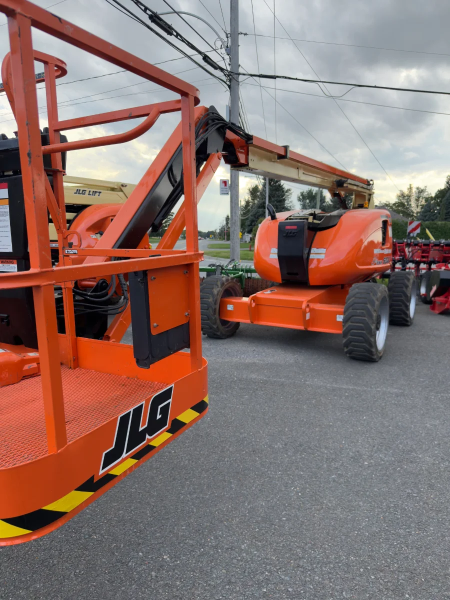 2013 JLG JLG 600AJ 4WD Diesel Articulating Boom Lift — Refurbished | Granby, QC, Canada