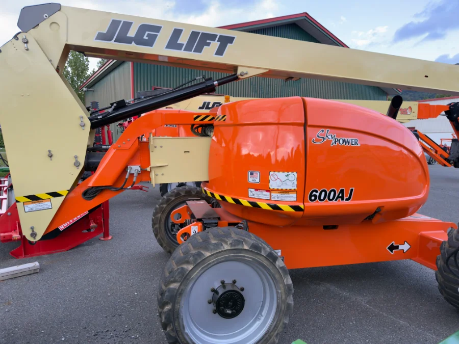 2013 JLG JLG 600AJ 4WD Diesel Articulating Boom Lift — Refurbished | Granby, QC, Canada
