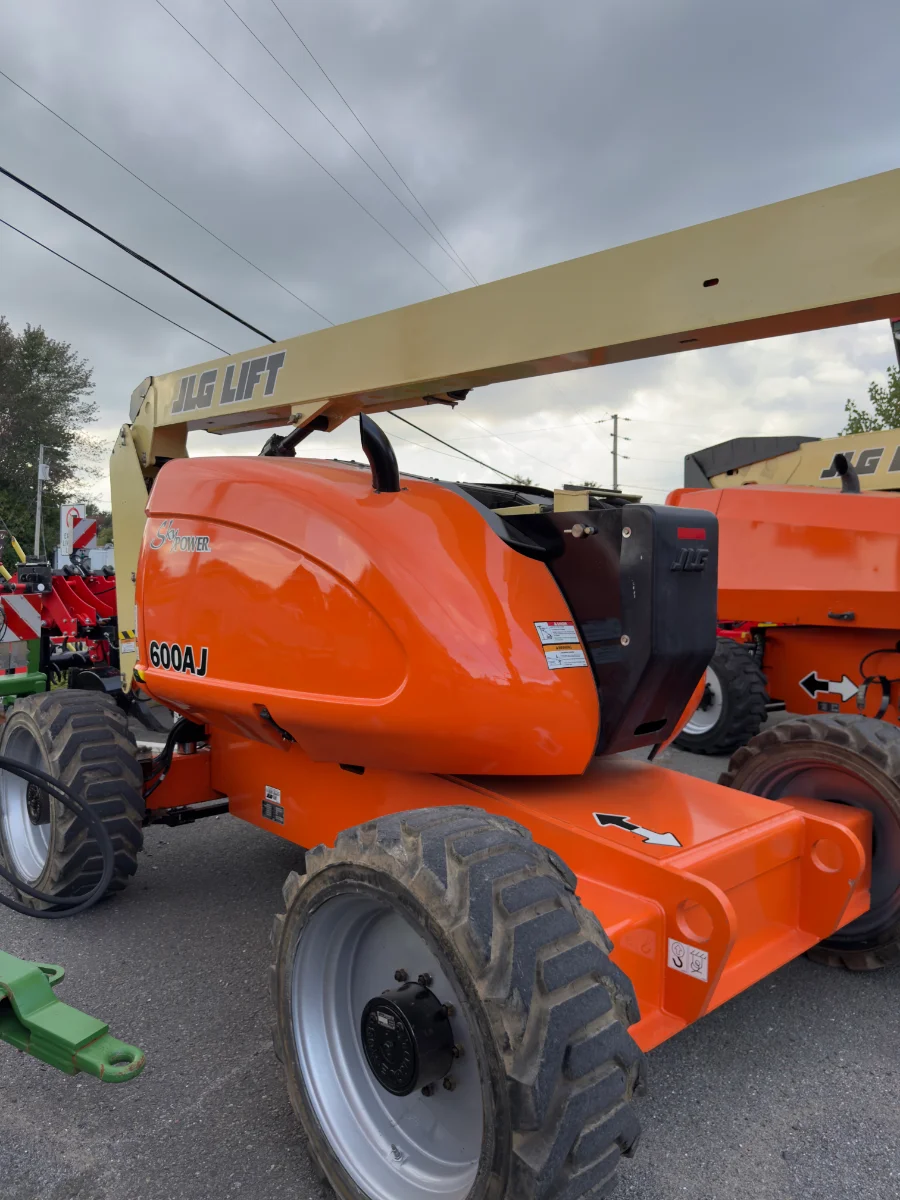 2013 JLG JLG 600AJ 4WD Diesel Articulating Boom Lift — Refurbished | Granby, QC, Canada