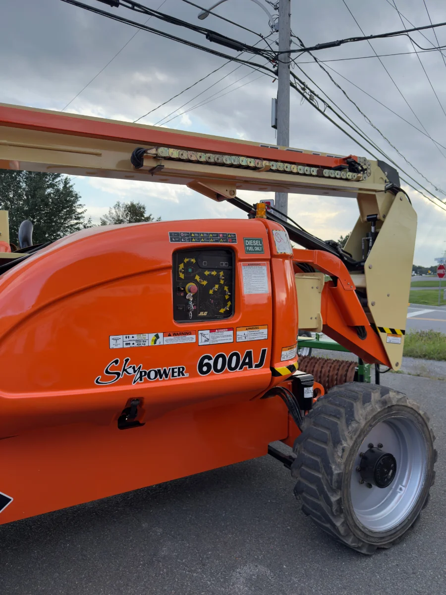 2013 JLG JLG 600AJ 4WD Diesel Articulating Boom Lift — Refurbished | Granby, QC, Canada