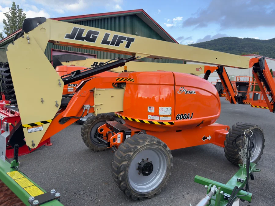 2013 JLG JLG 600AJ 4WD Diesel Articulating Boom Lift — Refurbished | VIP Equipments, Granby, QC