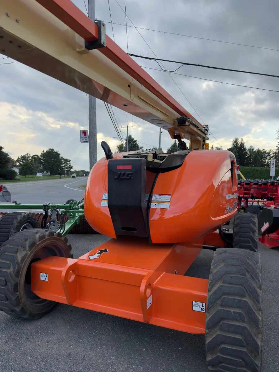 2013 JLG JLG 600AJ 4WD Diesel Articulating Boom Lift — Refurbished | Granby, QC, Canada