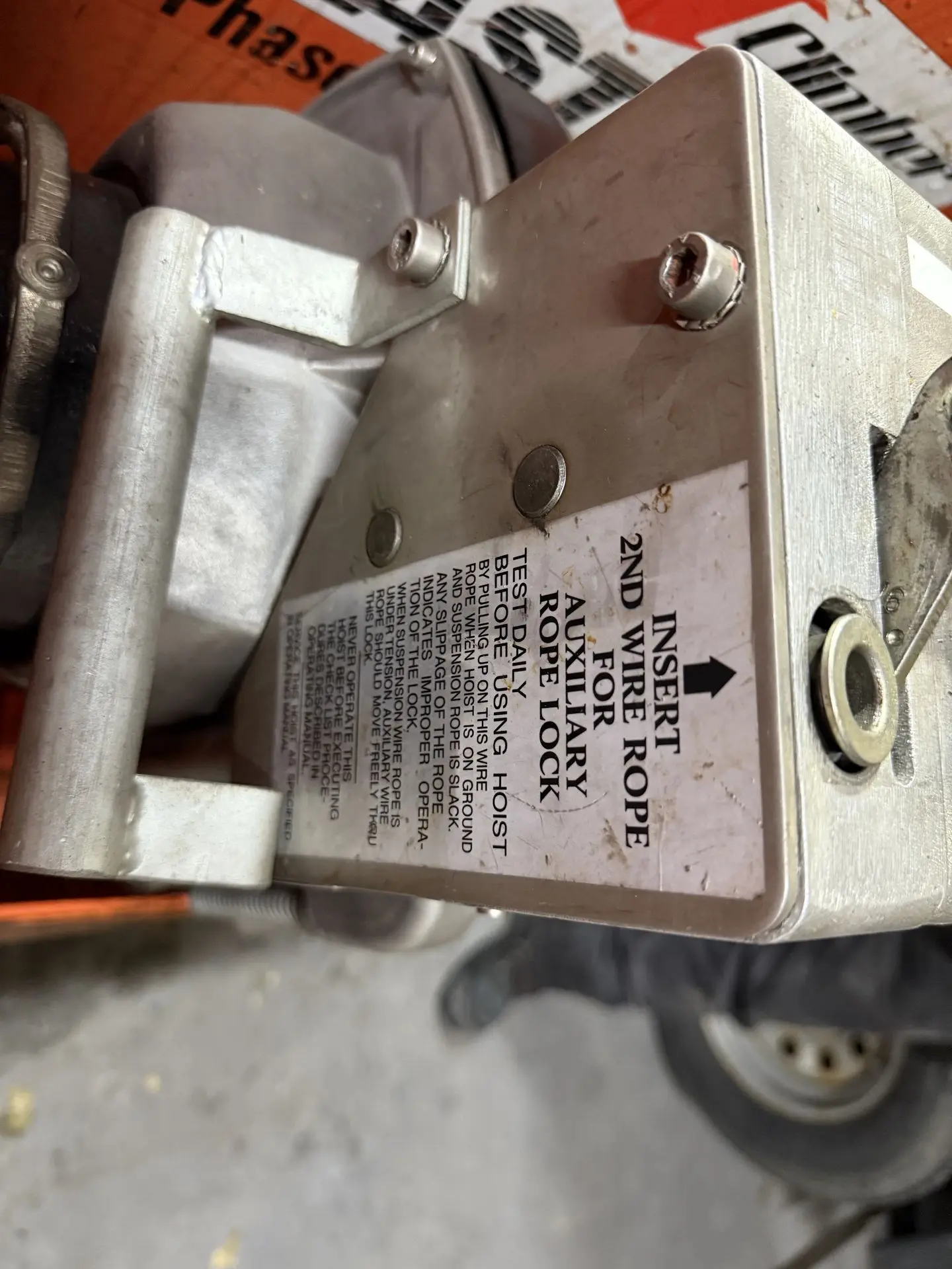 Power Climber Treuil à câble métallique Power Climber 1,5 HP 220 V 1 PH — Used | Granby, QC, Canada