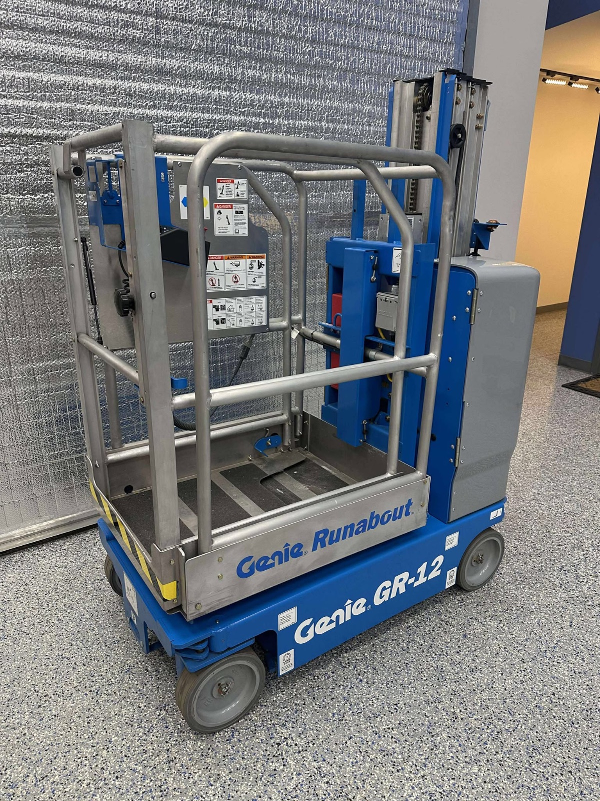2006 Southland Genie GR-12 Vertical Mast Lift — Used | Granby, QC, Canada
