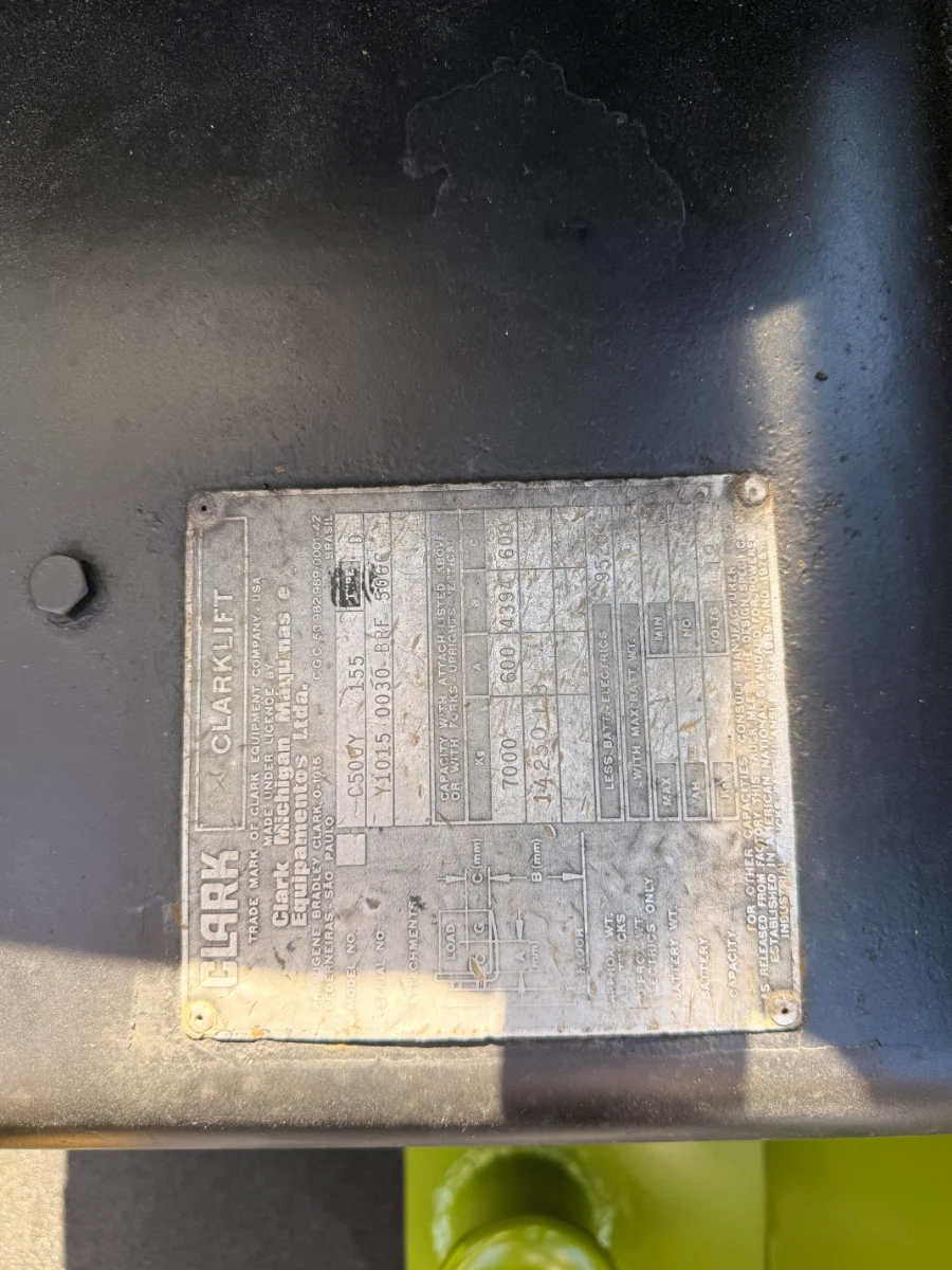 Chariot élévateur à pneus pneumatiques Clark C500Y 15550 lb — plaque signalétique estampée