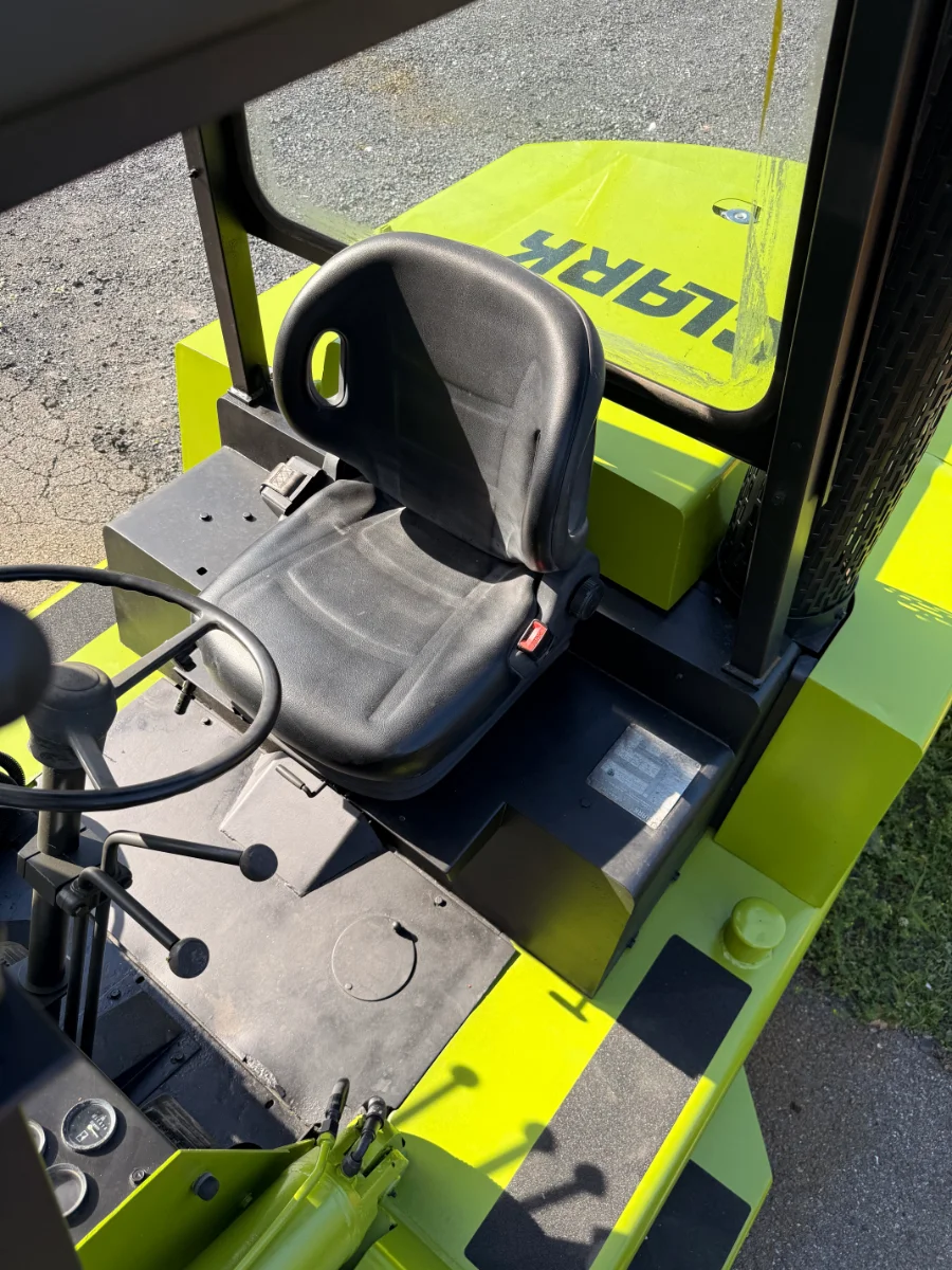 Chariot élévateur à pneus pneumatiques Clark C500Y 15550 lb — siège opérateur