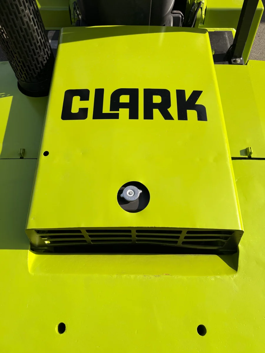 Chariot élévateur à pneus pneumatiques Clark C500Y 15550 lb — autocollant du capot moteur