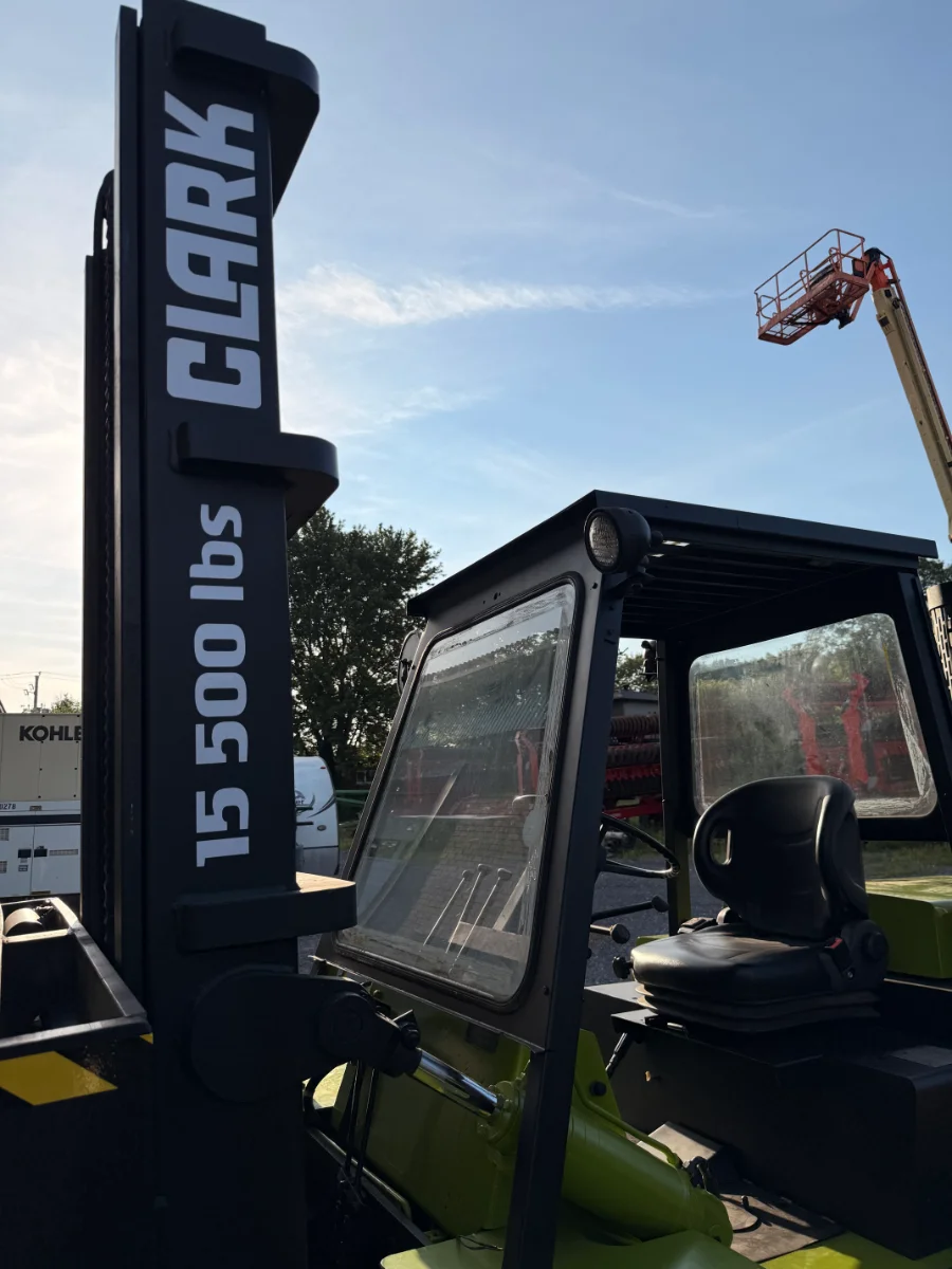 Chariot élévateur à pneus pneumatiques Clark C500Y 15550 lb — autocollant de capacité et protecteur