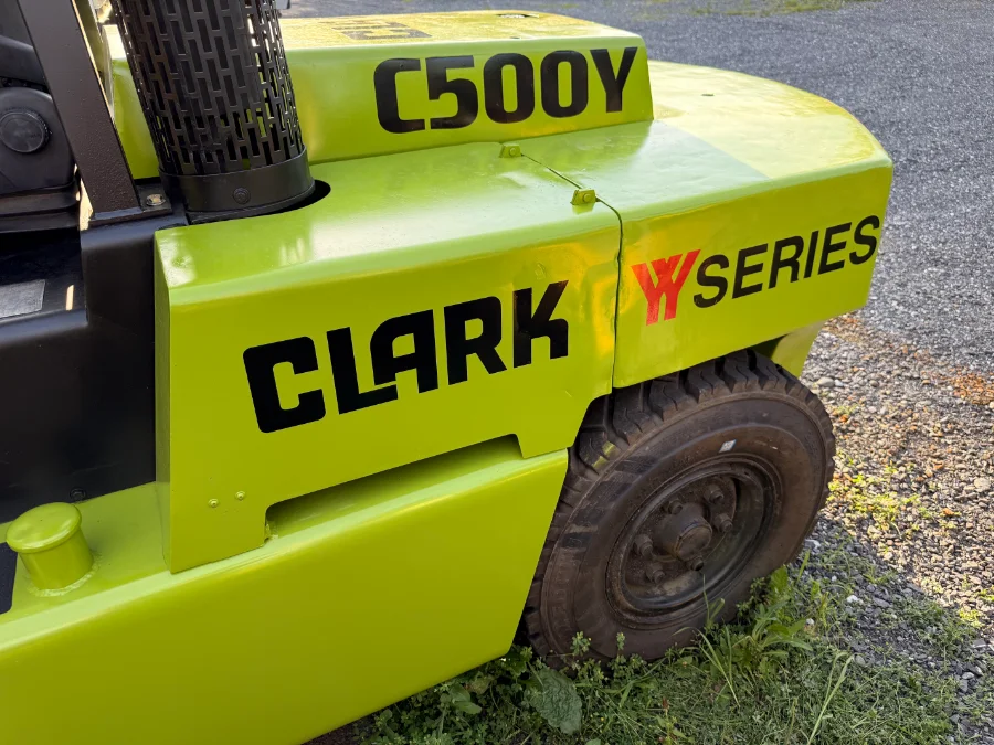 Chariot élévateur à pneus pneumatiques Clark C500Y 15550 lb — gros plan de l'autocollant W-Series