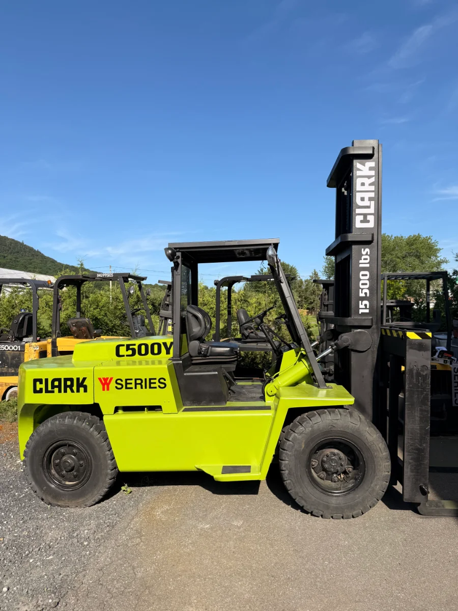Chariot élévateur à pneus pneumatiques Clark C500Y 15550 lb reconditionné à vendre chez VIP Équipements, Granby QC — vue arrière trois quarts