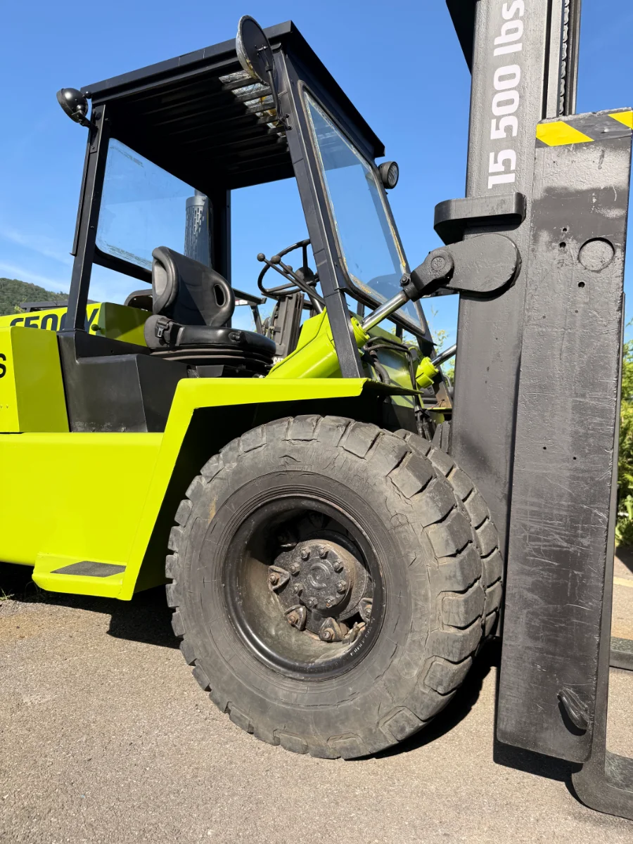 Chariot élévateur à pneus pneumatiques Clark C500Y 15550 lb — contrepoids et pneu arrière
