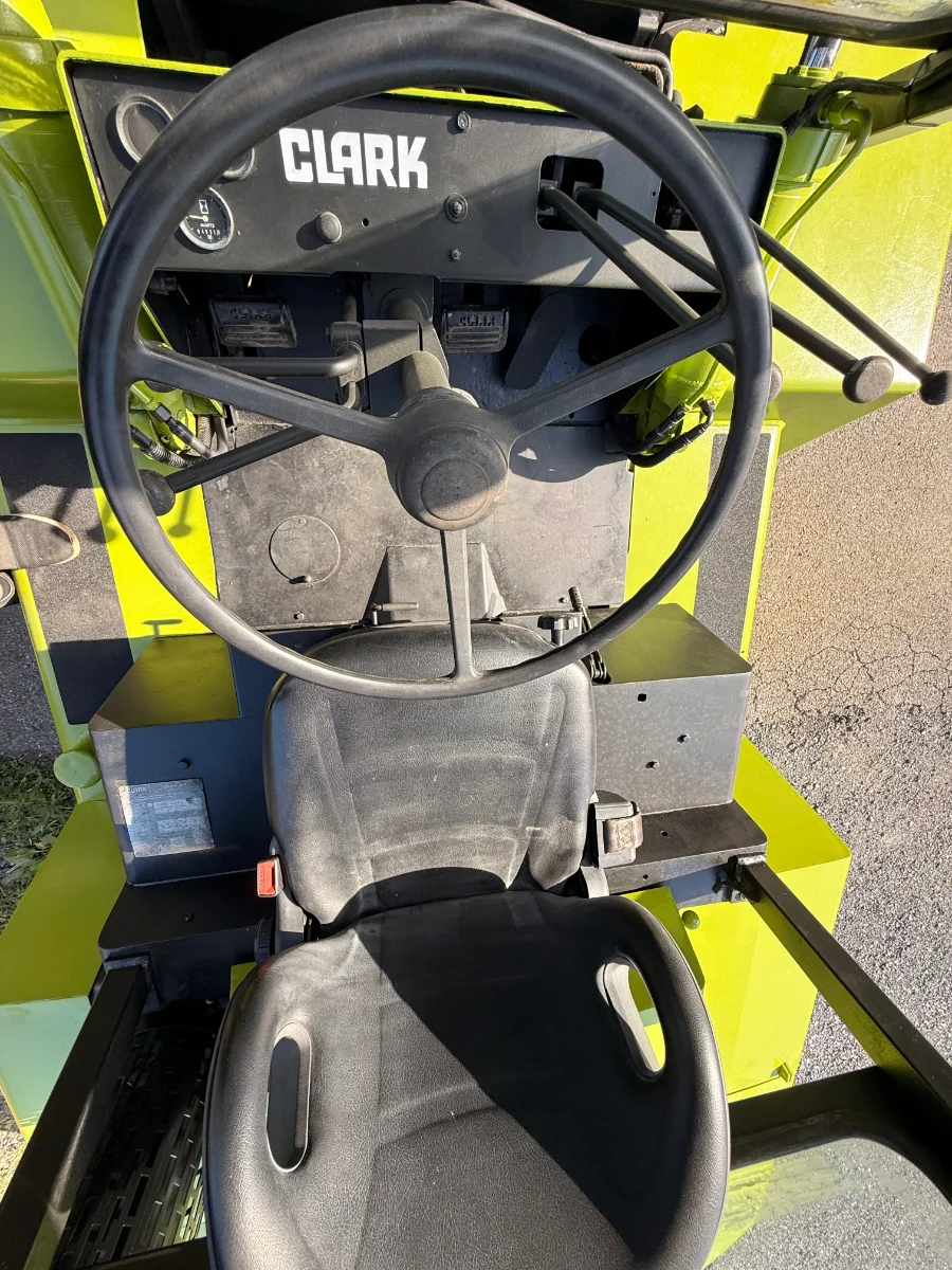 Chariot élévateur à pneus pneumatiques Clark C500Y 15550 lb — volant