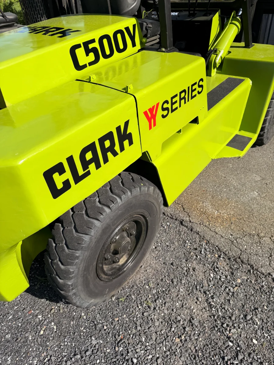 Chariot élévateur à pneus pneumatiques Clark C500Y 15550 lb — autocollant latéral et roue
