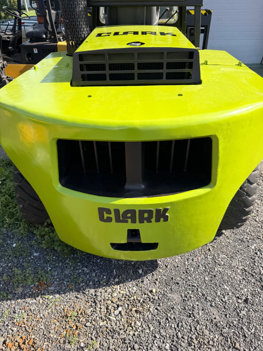 Chariot élévateur à pneus pneumatiques Clark C500Y 15550 lb — mât et logo avant
